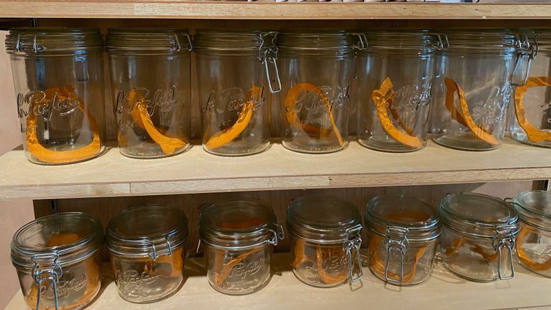 棚に並ぶフランスのLe Parfait（ル・パルフェ）の瓶とオレンジ色のシリコン（筆者撮影）