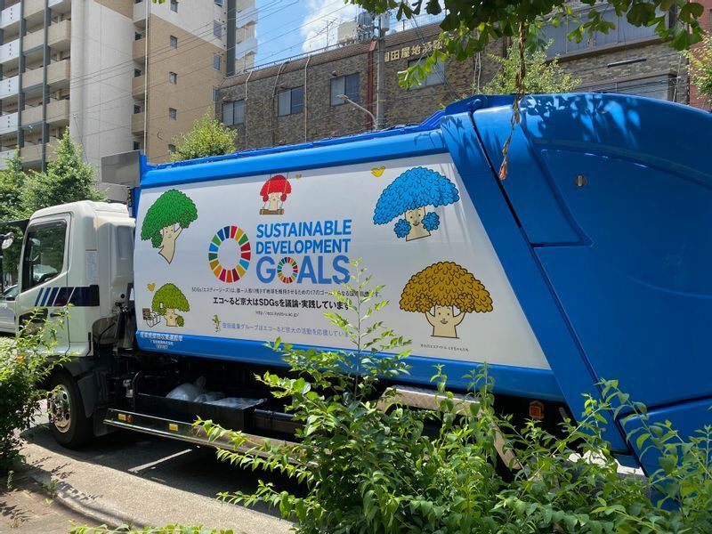 取材日、京都市内を走っていたごみ収集車の側面には、京都大学のプロジェクト「エコーるど京大」とSDGsのロゴが掲載されていた（筆者撮影）