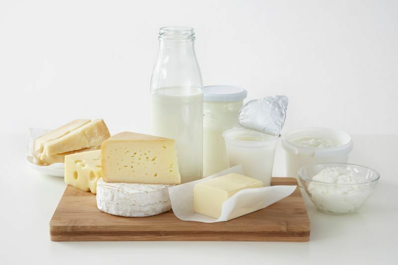 牛乳とチーズなどの乳製品