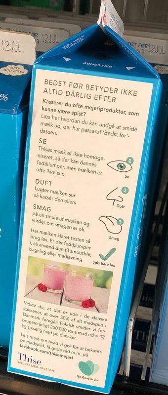 デンマークの牛乳のパッケージの側面を使って賞味期限の意味を説明している（Too Good To Go提供）