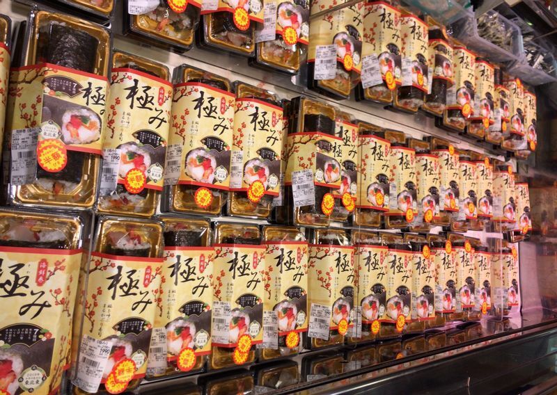 2019年2月3日、閉店5分前のデパ地下。1フロアで合計272本が売れ残っていた(筆者撮影)