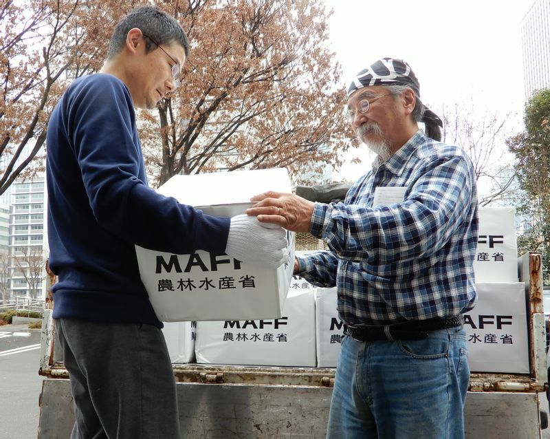 2019年12月26日、農林水産省は、福島県のNPO法人、FUKUSHIMAいのちの水に災害備蓄食品を寄付（筆者撮影）