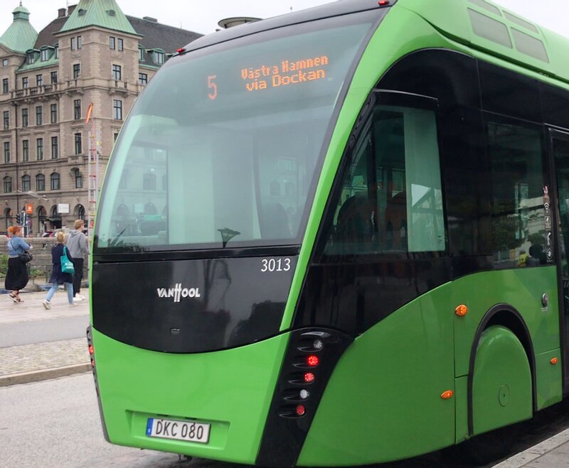 スウェーデン、マルメ市で、コーヒーのかすなど不可食部をバイオガスにし、それをエネルギーにして走るバス（筆者撮影）