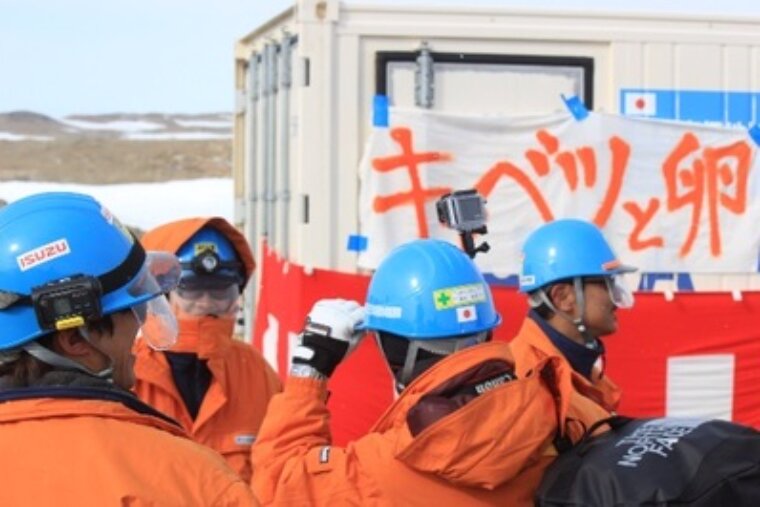 竪谷さん属する第55次隊が持ってきたキャベツや卵を喜ぶ第54次南極地域観測隊（竪谷博さん撮影）