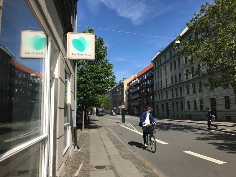 デンマーク・コペンハーゲンにあるToo Good To Goのオフィス兼店舗（写真左、筆者撮影）