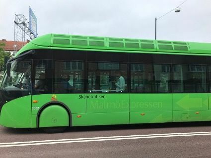 スウェーデン・マルメ市内を走るバス。生ごみを使い、100%グリーンエネルギーで賄われている（筆者撮影）