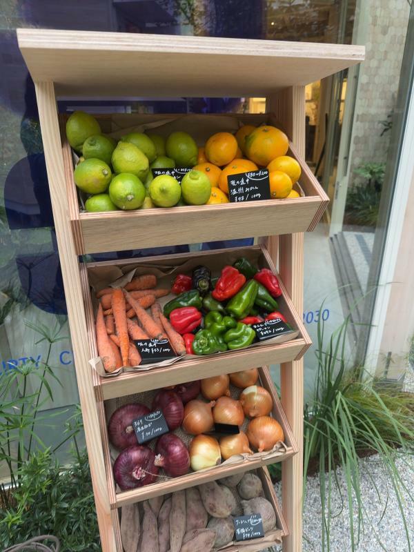 店の外にある野菜や果物の棚（筆者撮影）
