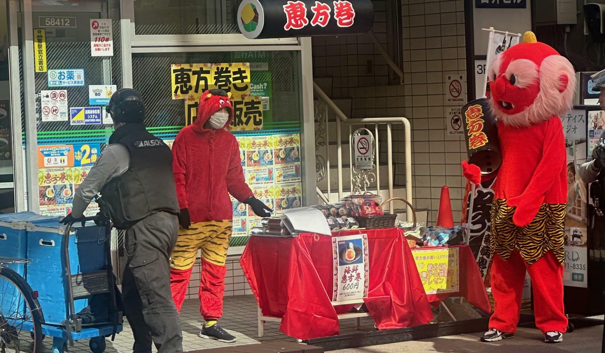 ファミリーマートの前で着ぐるみを着て店頭販売する人々（筆者撮影）