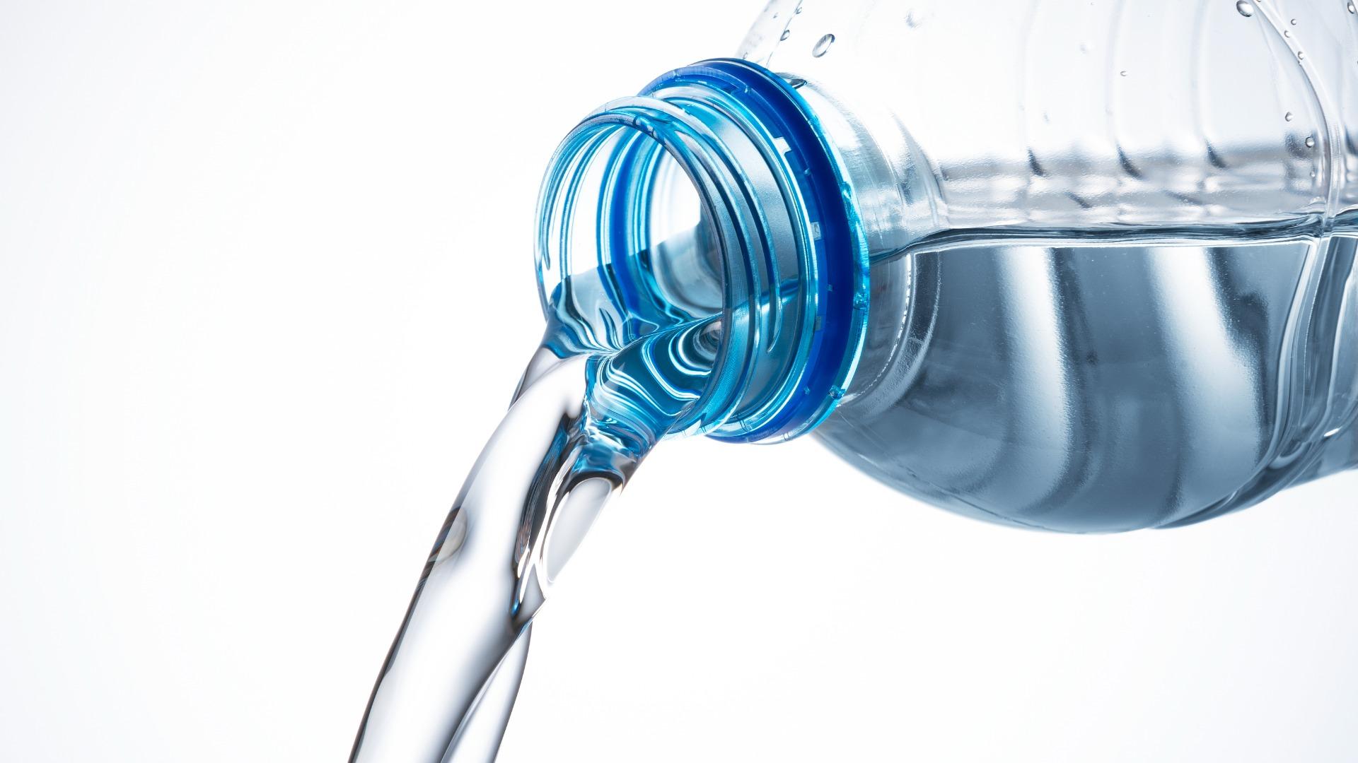 賞味期限切れの水は捨てるべき？ペットボトルの水に印字された期限、実際は「賞味期限」ではない理由とは #エキスパートトピ（井出留美） - エキスパート - Yahoo!ニュース