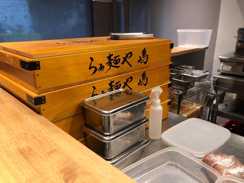 麺箱の「らぁ麺や 嶋」の筆文字はしおりさんによるもの