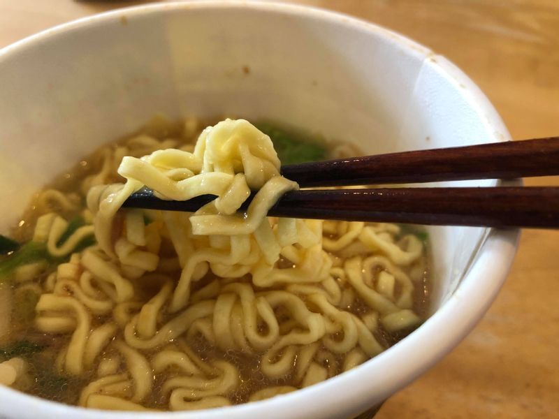 麺はピロピロの油揚げ麺