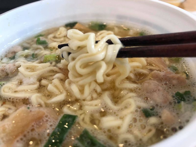 縮れ麺が清湯スープをしっかり持ち上げる