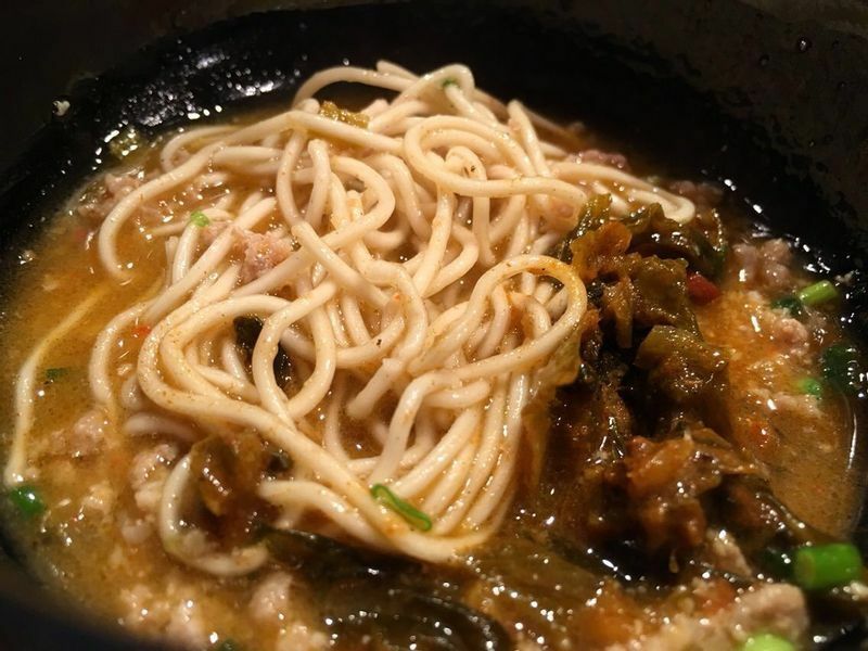 赤オニスープを作ってつけ麺風にして食べるのが「田中商店」流