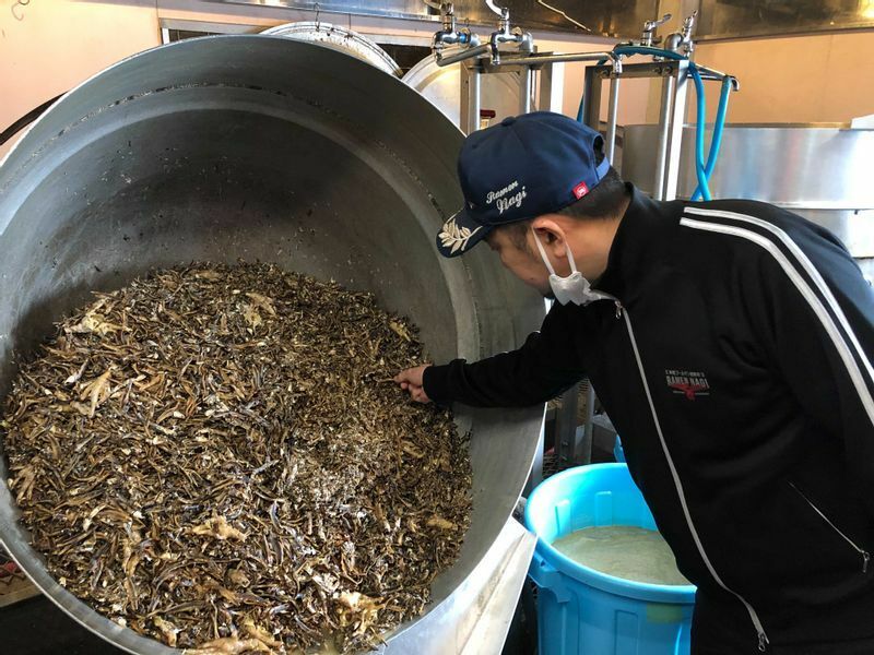 生田さんは毎月6トンほど出る煮干のガラの再利用に乗り出した　（※筆者撮影）