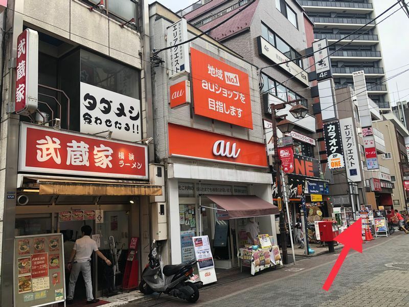 「武蔵家 成増店」から20mのところに「HANARE」がある（写真の矢印の場所）