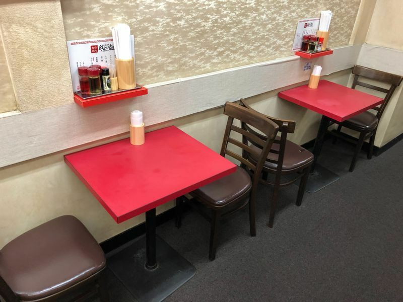 赤いテーブルは以前のまま