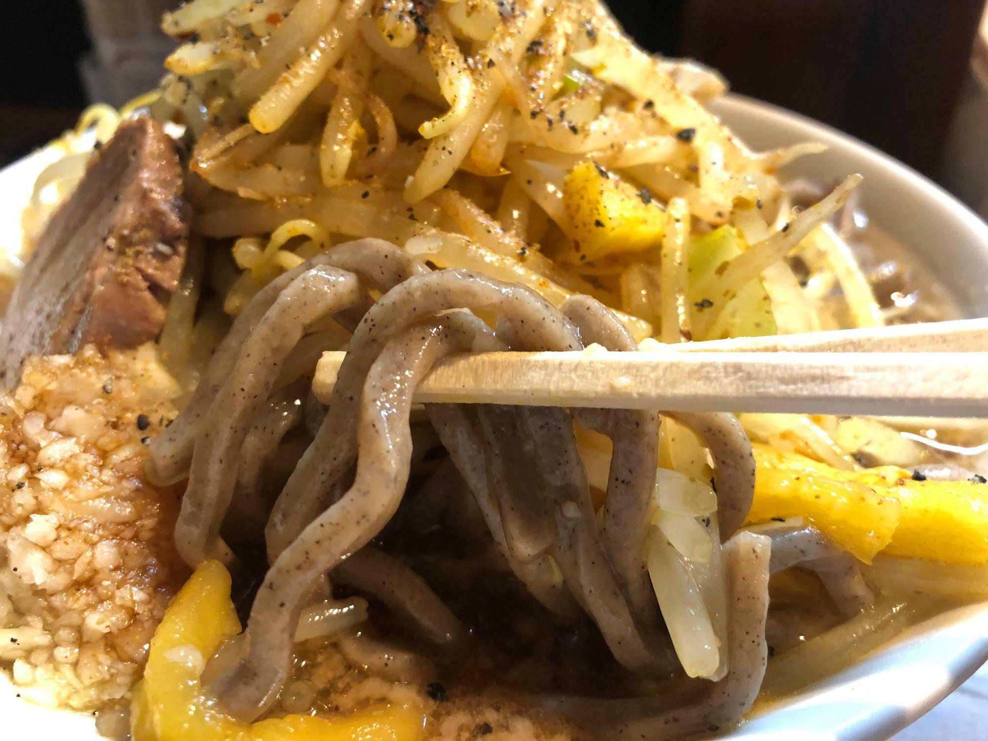 ネパール産のスーパーフード「コド」の入った真っ黒な極太麺