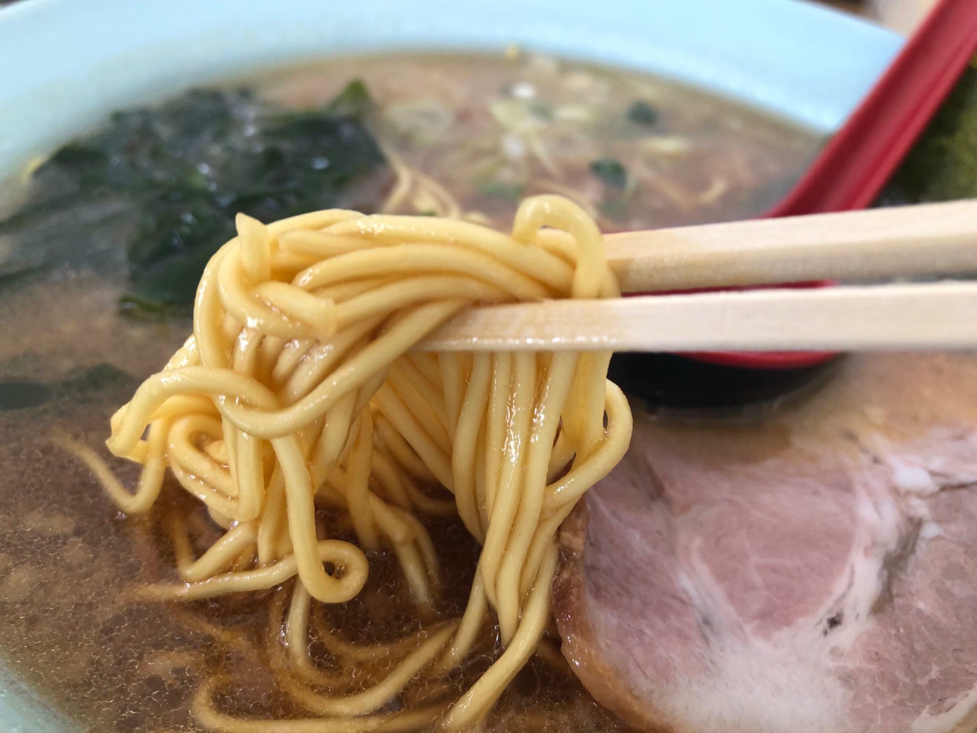 麺は細めストレートの自家製麺