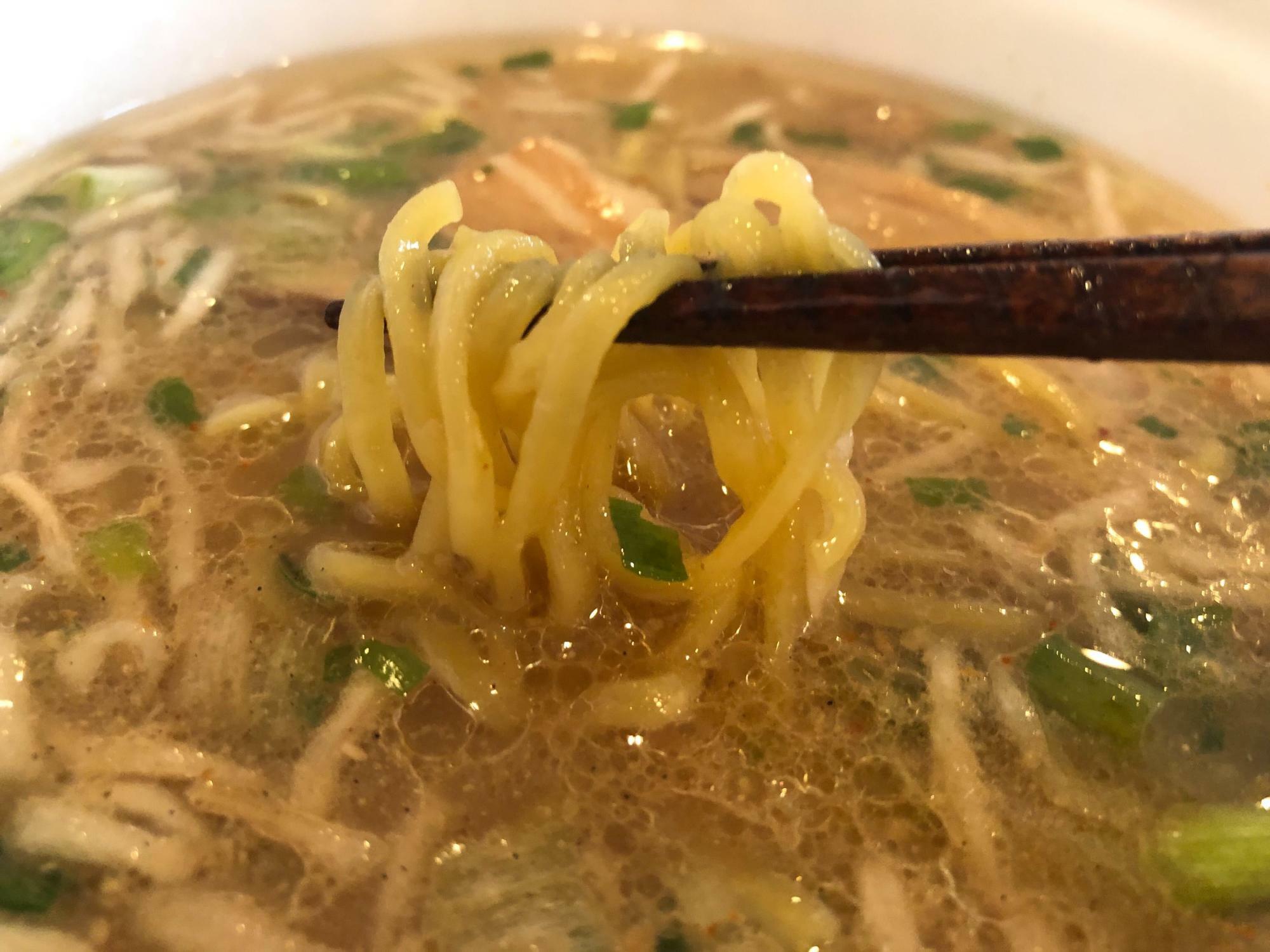 麺はヤマダイ自慢のやや平打ちのノンフライ麺