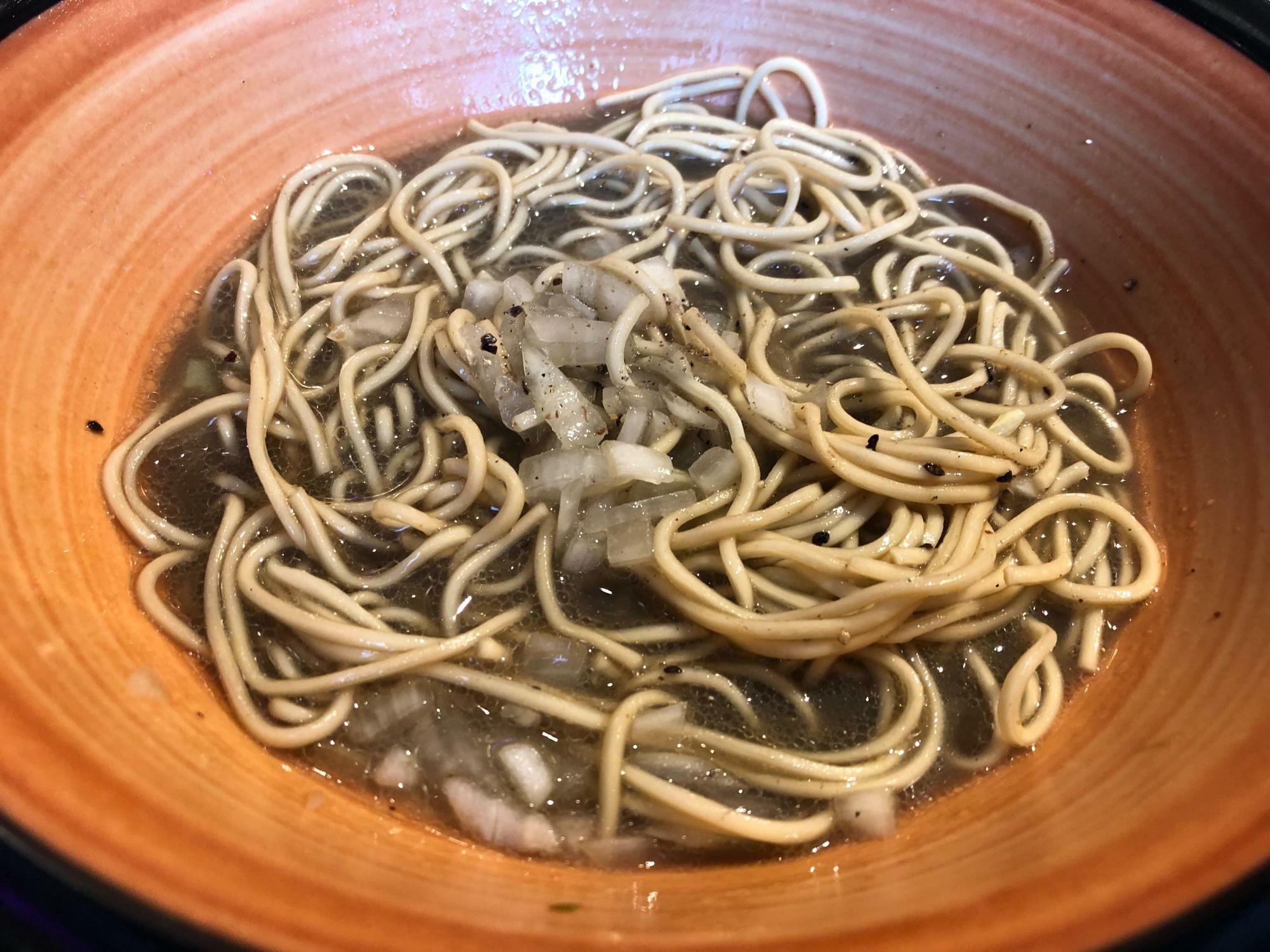 最後スープを麺にかければ煮干ラーメンが完成する