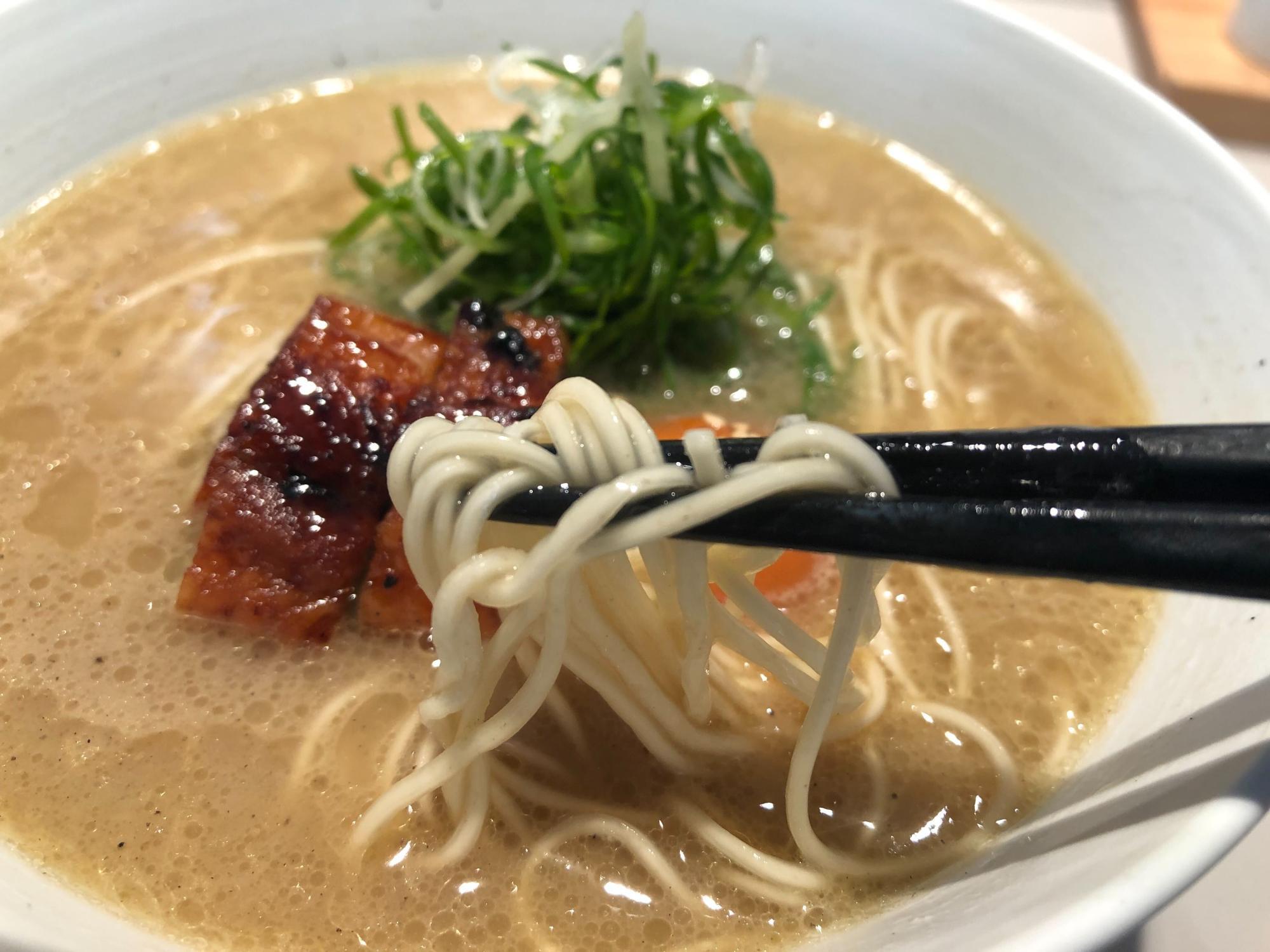 麺は細めストレートの「麺の坊 砦」の特製麺