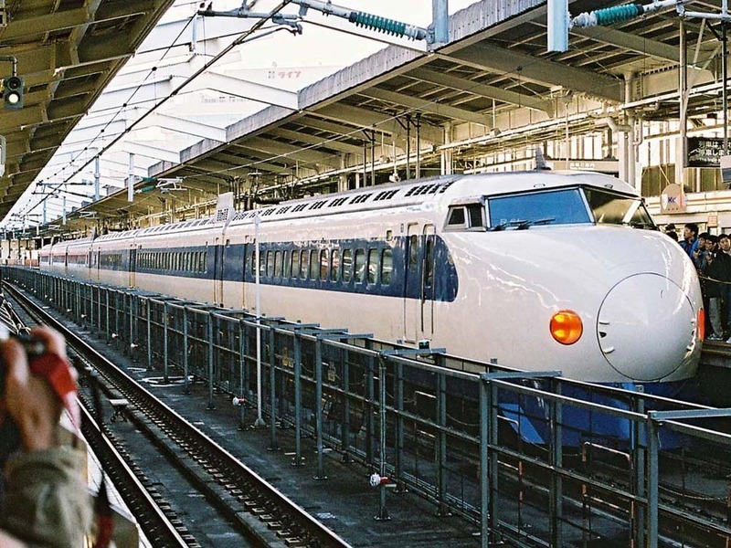 初代新幹線・0系。「ひかり」は地名にもなった。写真は定期運転最終日の「こだま」