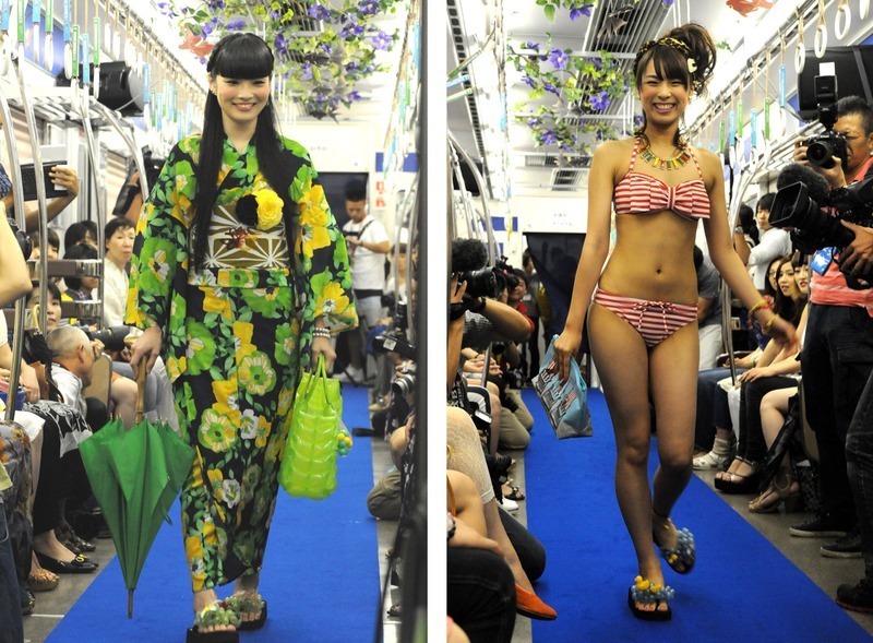 モデルの秋元梢さん(左)らが、新作の水着・浴衣20点を披露。