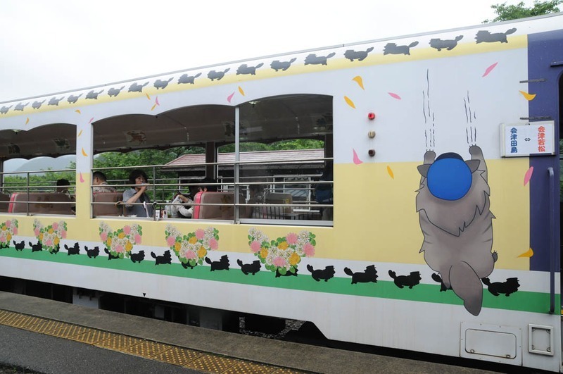 会津鉄道のトロッコ車両。芦ノ牧温泉駅のネコ駅長「ばす」のイラストが満載だ。