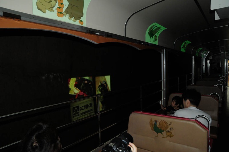 今年導入された画像投影システム。トンネルの内壁に動画などが映し出される。