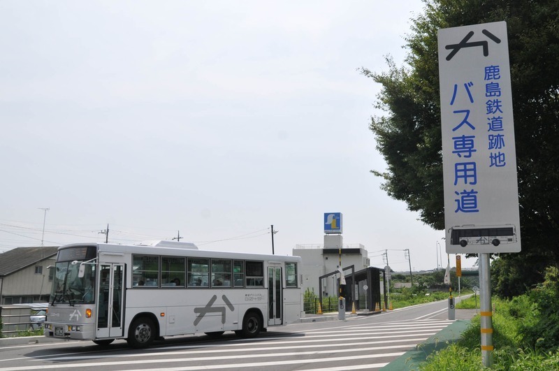 「かしてつバス」石岡駅南側にあるバス専用道入口。バス停と遮断機が見える。