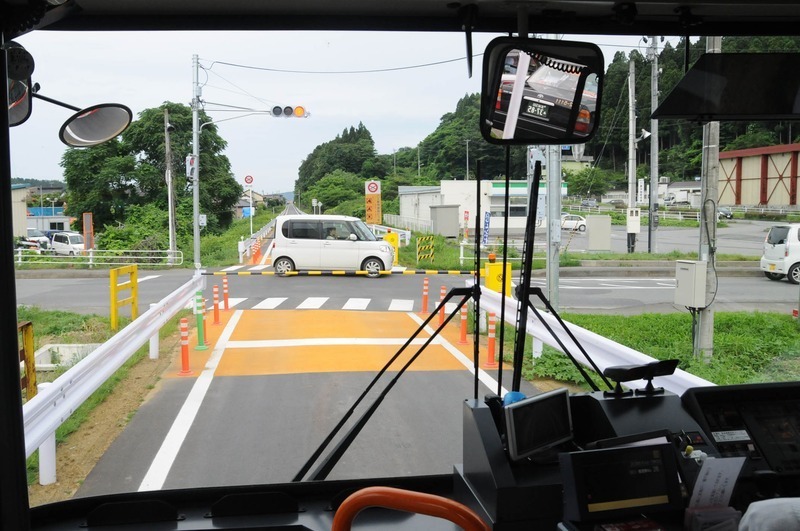 信号と遮断機はバスが接近してから作動するため、バス側が信号で待つ形となる。