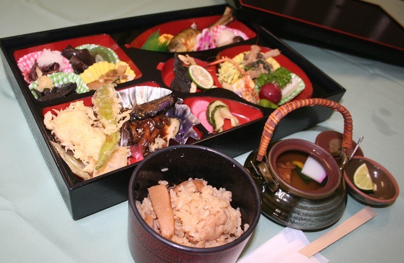 「きのこ列車」2013年の料理例。松茸御飯や土瓶蒸しを始め、様々なキノコが！