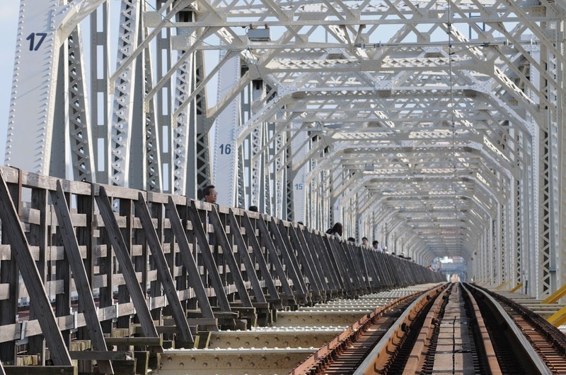 鉄橋の東側には木造の歩道が、西側には線路が敷設されている。