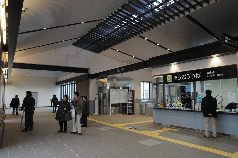 糸魚川駅の新コンコース。左側に見える壁の向こうが新幹線改札となる。