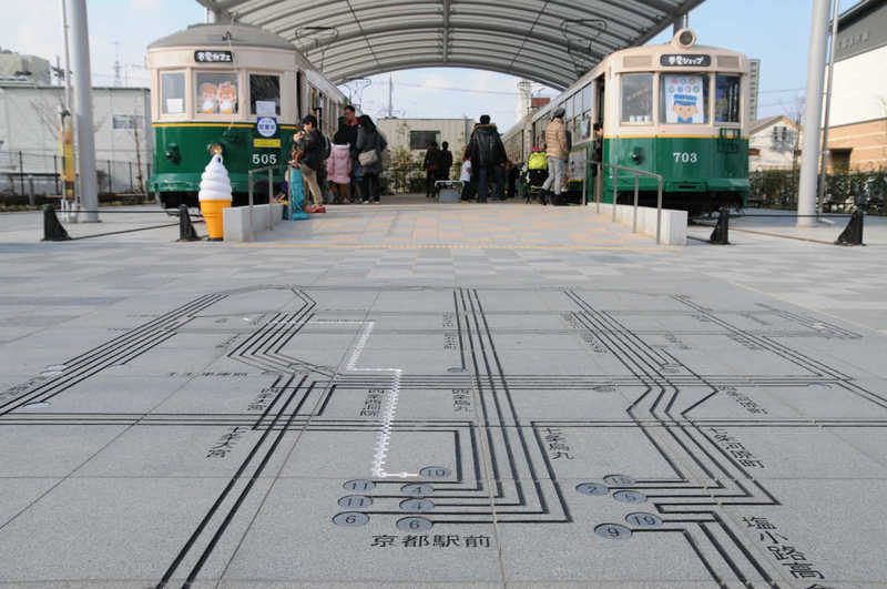 「市電ひろば」の地面には、京都市電の路線図が描かれている。