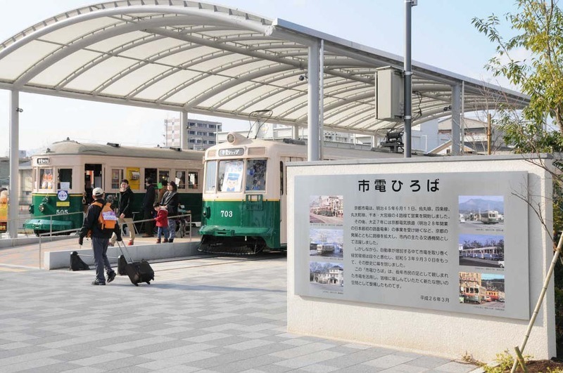 梅小路公園にオープンした「市電ひろば」。屋根の下には4両の京都市電が。