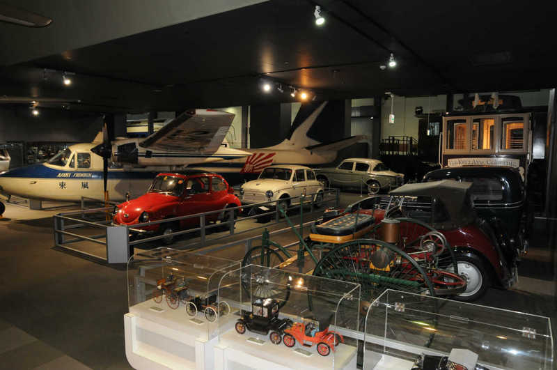鉄道車両だけでなく、車・バイク・飛行機など展示物は多岐にわたる。