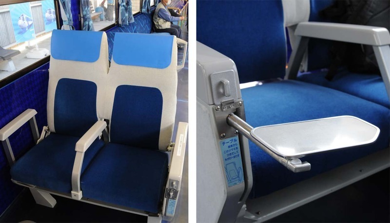 車内には0系新幹線登場時の座席も再現。このシートやテーブル、懐かしい！
