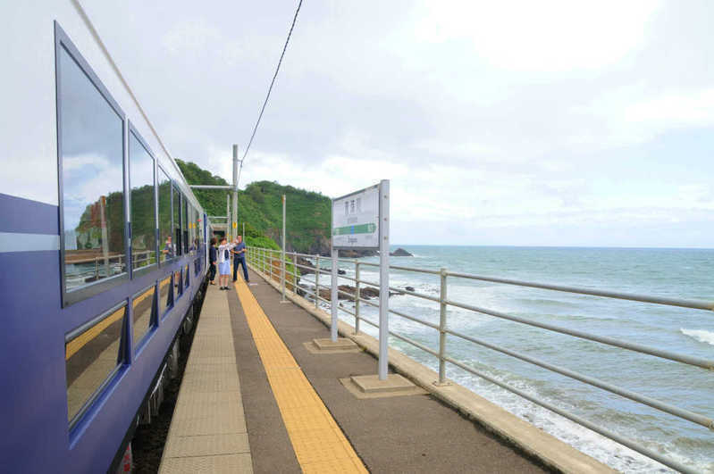 「日本一海に近い駅」青海川駅にて。日本海の雄大な景色が楽しめる。
