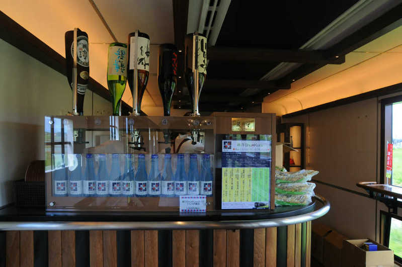 サービスカウンターの様子。日本酒は常時5種類が用意されている。
