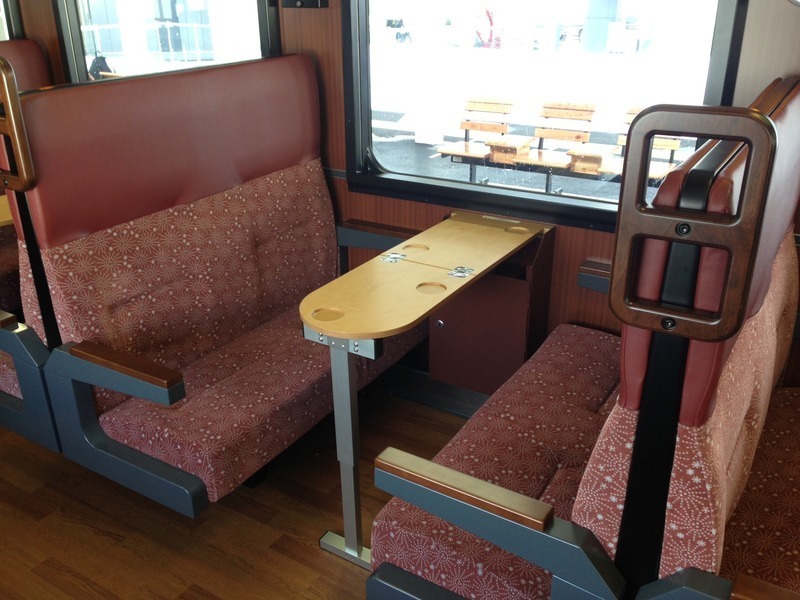 ボックスシートには大型のテーブルが。一般運用時には収納可能となっている。