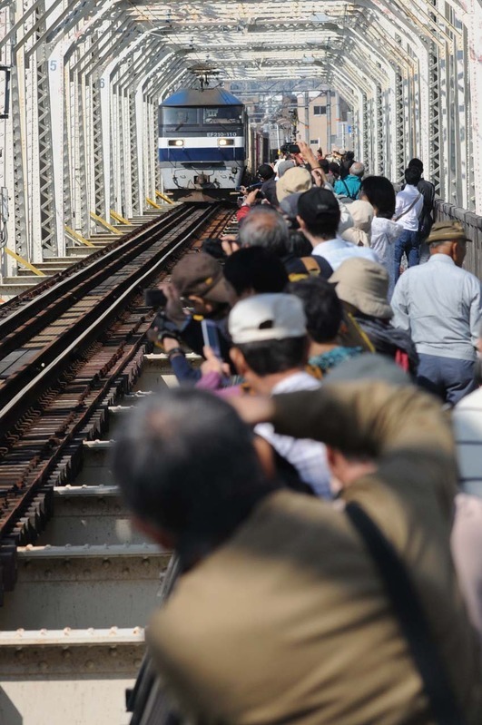 赤川鉄橋の最後の姿を収めようと集まった撮影者。多くの人が身を乗り出している。