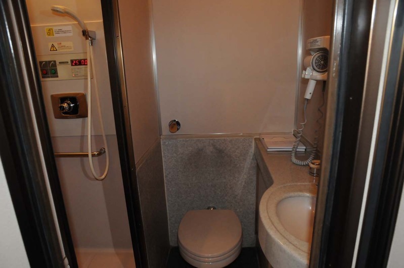 2号車「スイート」はシャワーとトイレが別になっていて、快適に利用できる。