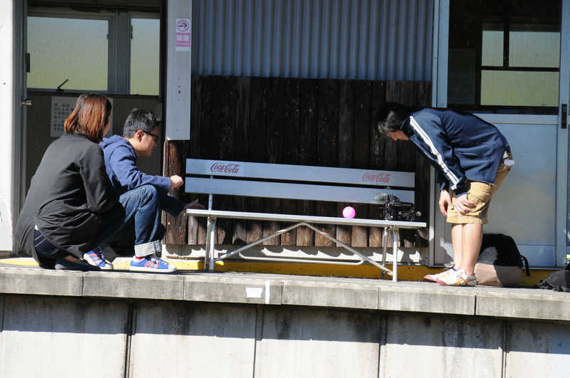 日本一勾配のきつい駅・飯沼駅では、持参のボールを転がして「実証実験」