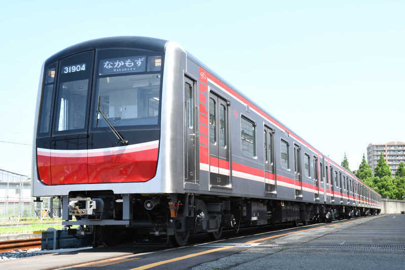 大阪市営地下鉄御堂筋線の30000系。今回、更なる快適性向上が図られた