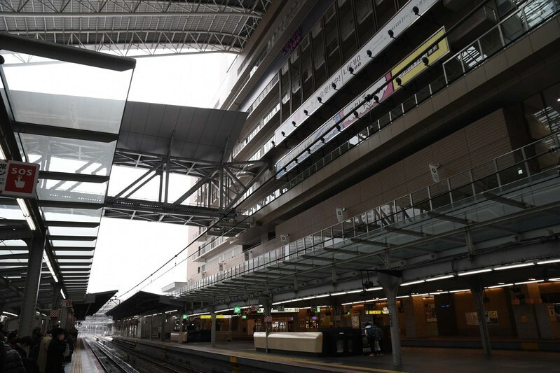 大阪駅のシンボル・大屋根。その下にあるホームの屋根は本来ないはずのもの