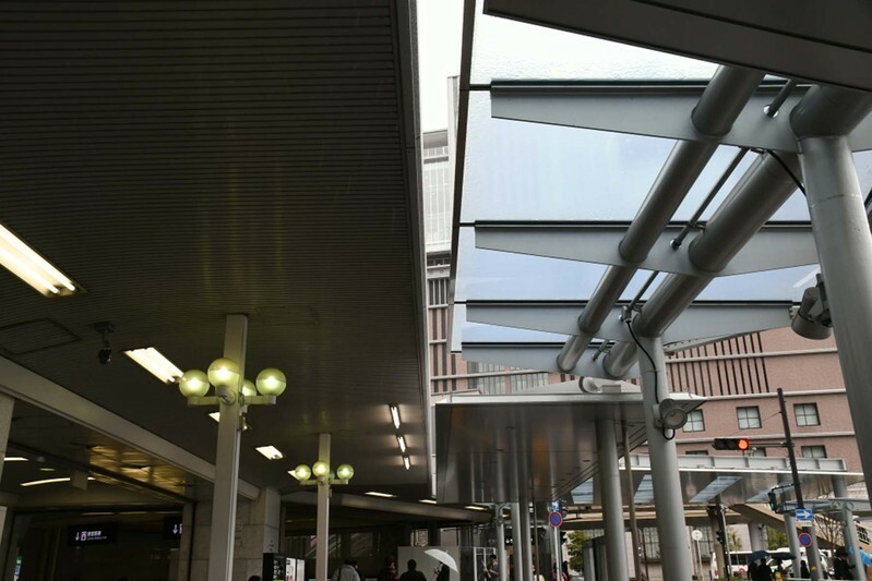 御堂筋口のバスターミナルで見られる、屋根のすき間。見るからに残念である
