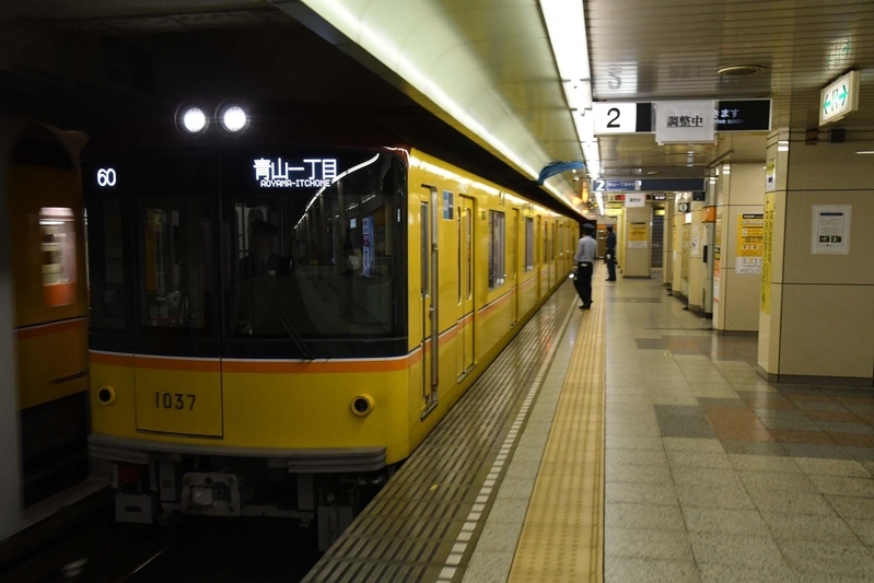 銀座線の各駅はリニューアルの真っ最中。渋谷駅は移転を伴う大工事のため、一部区間を運休しての作業も行なわれた。写真はその時に見られた「青山一丁目行き」の列車