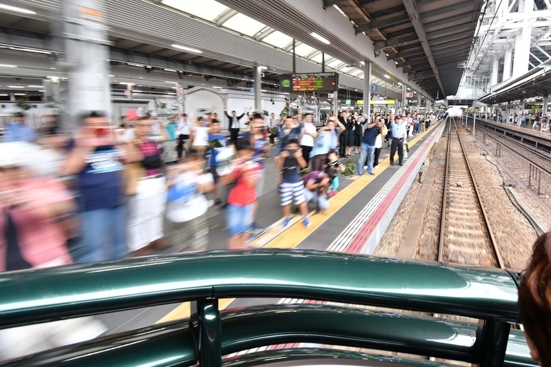大阪駅を出発する「瑞風」最後尾の展望デッキから、見送る人に手を振ることができる
