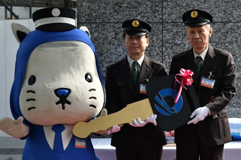 市営バス事業を引き継ぐ、大阪シティバスでもセレモニーを実施。「にゃんばろう」から鍵のレプリカが渡された